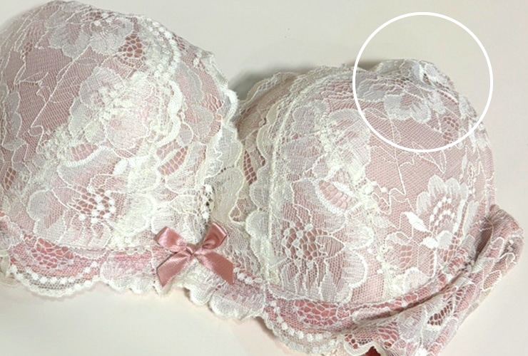 カップの形が崩れないように整える＆しまったときに見栄えがよくなるようにストラップをカップのなかに収めている画像