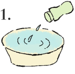 1.ブラがゆったりと洗える大きめの容器に、水、またはぬるま湯(30℃程度)を入れ、適量の洗剤を溶かします。