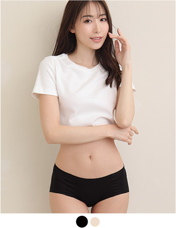 アウターに響きにくく、素肌に馴染むベーシックなプレーンショーツです。ゴムを一切使用していないから跡がつきにくく、締め付け感のない優しいはき心地が魅力！肌当たりが気になるクロッチ部分は綿100％素材で優しく仕上げているから、デイリーシーンにぴったり。