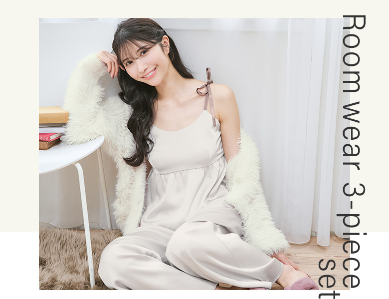 サテンキャミソール シャギーニット カーディガン付き ロングパンツ 3点セットのオフホワイト。