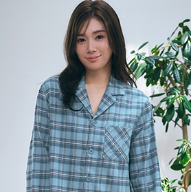綿100% ネルシャツ パジャマ 長袖 上下セット(男女兼用サイズ)のブルー×コーラル。デザイン・品質ともにお値段以上のネルシャツパジャマ上下セット。軽くてふんわりとしたやわらかな触り心地のフランネルシャツは、お肌にやさしい綿(コットン)100%です。表面が起毛している温かみのある素材感。