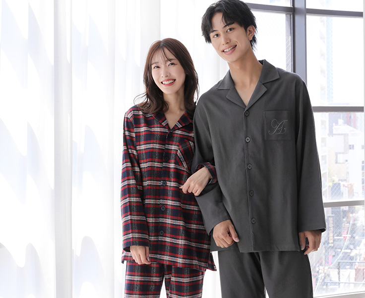 綿100% ネルシャツ パジャマ 長袖 上下セット(男女兼用サイズ)のレッド×ネイビとチャコールグレー。デザイン・品質ともにお値段以上のネルシャツパジャマ上下セット。軽くてふんわりとしたやわらかな触り心地のフランネルシャツは、お肌にやさしい綿(コットン)100%です。表面が起毛している温かみのある素材感。