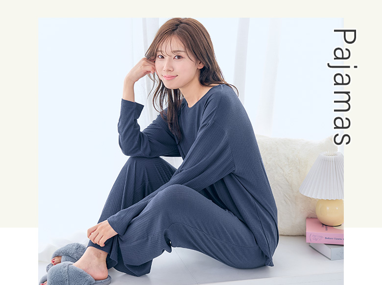 上品な光沢とひそやかにきらめくヒョウ柄が魅力の、サテンパジャマの上下セット。派手すぎない総柄デザインで、大人のリラックスタイムを上品に彩るルームウェア