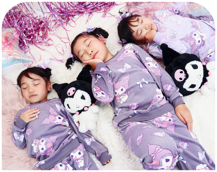 サンリオの人気キャラクター「クロミ」がマイメロディ、マイスウィートピアノ、子分のバクのぬいぐるみをギュッと抱きしめた可愛らしいデザインのルームウェア。クロミストレッチソフトボア上下セット