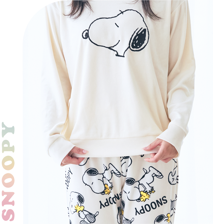 人気コミック『ピーナッツ(PEANUTS)』に登場するスヌーピー、ベルのデザインの可愛いルームウェア。ピーナッツフェイスストレッチソフトボア上下セット