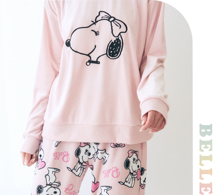 人気コミック『ピーナッツ(PEANUTS)』に登場するスヌーピー、ベルのデザインの可愛いルームウェア。ピーナッツフェイスストレッチソフトボア上下セット