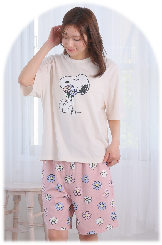 人気コミック『ピーナッツ（PEANUTS）』に登場するスヌーピーのデザインをあしらった、大人かわいいルームウェア。