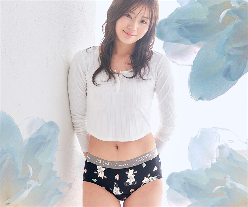 シンプル シームレス プレーン サニタリーショーツのブラックは、アウターにひびきにくく、まるで素肌のように馴染むプレーンタイプのサニタリーショーツ。切りっぱなしの無縫製仕上げでショーツのラインが目立たず、タイトなボトムスとも好相性です。ウエストや足ぐりにゴムを使っていないため、締め付け感がなく、長時間はいても跡が残りにくいのが特長。肌にやさしく、ストレスフリーなはき心地を実現しました。