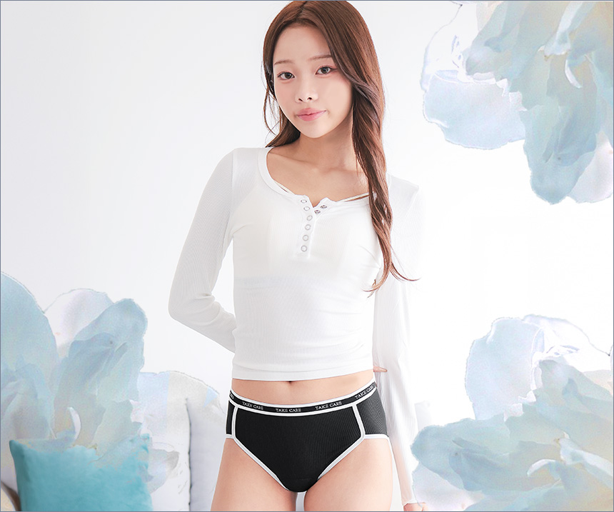 リブ ノア プレーン サニタリーショーツのブラックは、ブルーDayでもハッピーに！モノトーンカラーに太めのウエストゴムが目を引く、デイリーライクなサニタリーショーツです。リブ素材のナチュラルな風合いで、見た目はいつものショーツそのまま、日中の蒸れやズレをしっかりガード。マチ部分は防水布を使用したダブルクロッチ仕様。