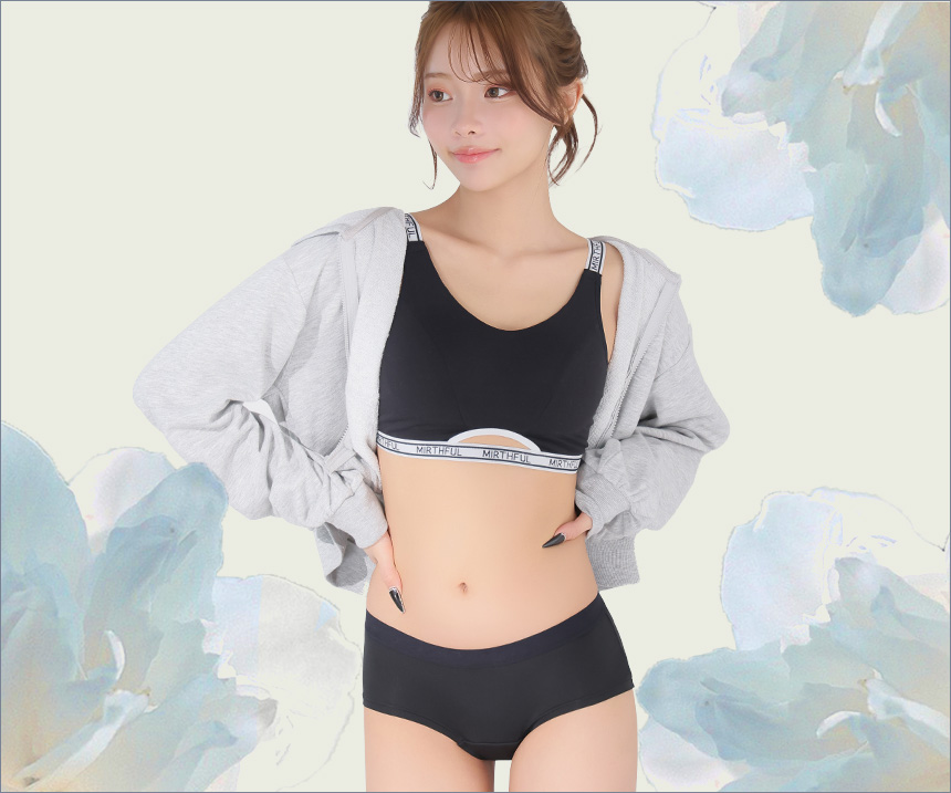 リブ ノア プレーン サニタリーショーツのブラックは、ブルーDayでもハッピーに！モノトーンカラーに太めのウエストゴムが目を引く、デイリーライクなサニタリーショーツです。リブ素材のナチュラルな風合いで、見た目はいつものショーツそのまま、日中の蒸れやズレをしっかりガード。マチ部分は防水布を使用したダブルクロッチ仕様。