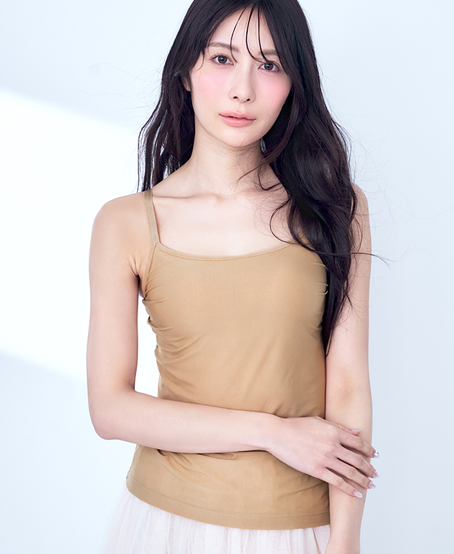 キレイ胸で大人気のaimerfeel楽ブラ(R)のソフトワイヤーを採用したキャミソールブラ“美シルエット ブラトップ (ソフトワイヤー)”から、汗ばむ季節に嬉しいひんやり素材のキャミブラが登場しました!やわらか薄型ワイヤーでやさしい着け心地はそのままに、接触冷感加工のメッシュ生地が気になる汗やムレも撃退!また、ホックなし仕様だから背中もスッキリ。ストラップはブラジャーと同じしっかりとした作りで自分の体に合わせて長さの調節ができ、ヨレにくく・ズレにくい仕様になっています。谷間が見えない・おしり付近までカバーする安心丈でウエスト部分は少しゆったりとしたシルエットのため、締め付け感がなく着脱のしやすさもポイント。カラーは肌馴染みの良いブラック・ヌードベージュ・ココアブラウンをご用意しました。エアリークール 美シルエット ブラトップ (ソフトワイヤー)