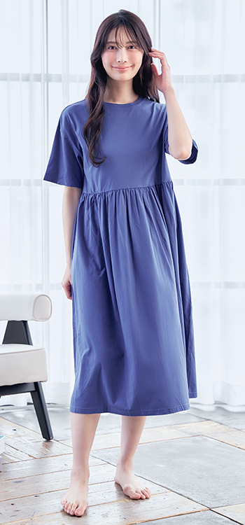 綿100%×接触冷感の天然素材でさらっと涼しく着れるコットンワンピース。特殊な紡績方法の綿糸で、一般的な綿よりもすぐれた吸水速乾性と涼感効果のある、夏にぴったりのルームウェアです。トレンドライクなゆったりとしたラフシルエットは、ウエストの切り替え位置が高めでスタイルアップ効果も期待できます。両サイドにポケットが付いているのもうれしいポイント。薄手で持ち運びもしやすいから、リラックスタイムだけでなくリゾートでもさっと着られるのが便利です。綿100%接触冷感 ワンピース