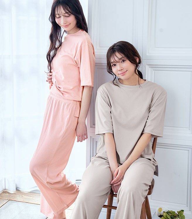 SNSでも大人気の腹巻付きルームウェアシリーズから、通販限定で夏向けの新素材バージョンが登場!汗ばむ季節でもさらっと快適に過ごせるよう、「吸水速乾」「抗菌消臭」のダブル機能を搭載しました。特殊な加工で高い吸水性と優れた速乾性を実現し、汗をかいてもベタつかず快適。さらに、抗菌消臭加工によりニオイの元となる雑菌を99%除去※。清潔感をキープしながら、菌の繁殖も防ぎます。生地は肌ざわりの良いやわらかな綿混素材を使用しているので、お家時間やリラックスタイムに最適。トップスはゆったりシルエットでやや長めの半袖タイプに、お尻が半分隠れる安心丈で気になる体型も自然にカバー。ボトムスは足首までのロング丈で、動きやすさを考えた程よいワイドシルエットに仕立てました。さらに、左右後ろのお尻部分には小物の収納に便利なポケット付きですさらっとドライ 腹巻付き 上下セット