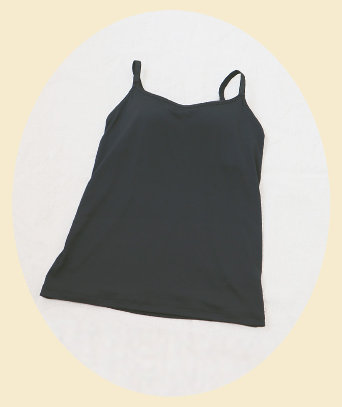 美シルエット ブラトップ (ソフトワイヤー)は、まるでノンワイヤーのようなやさしい着け心地で、バストを支えながら、キレイなシルエットを実現。薄型でやわらかなソフトワイヤー仕様により、長時間着けていても痛くなりにくく、疲れにくいのが嬉しいポイントです。ウエスト部分は少しゆったりとしたシルエットで、締め付け感がなく、着脱もスムーズ。素肌に触れる身生地には吸放湿性に優れたテンセルMTモダール繊維(※)を使用しており、なめらかな肌触りと伸縮性で、1年を通して快適な着心地のブラトップ。