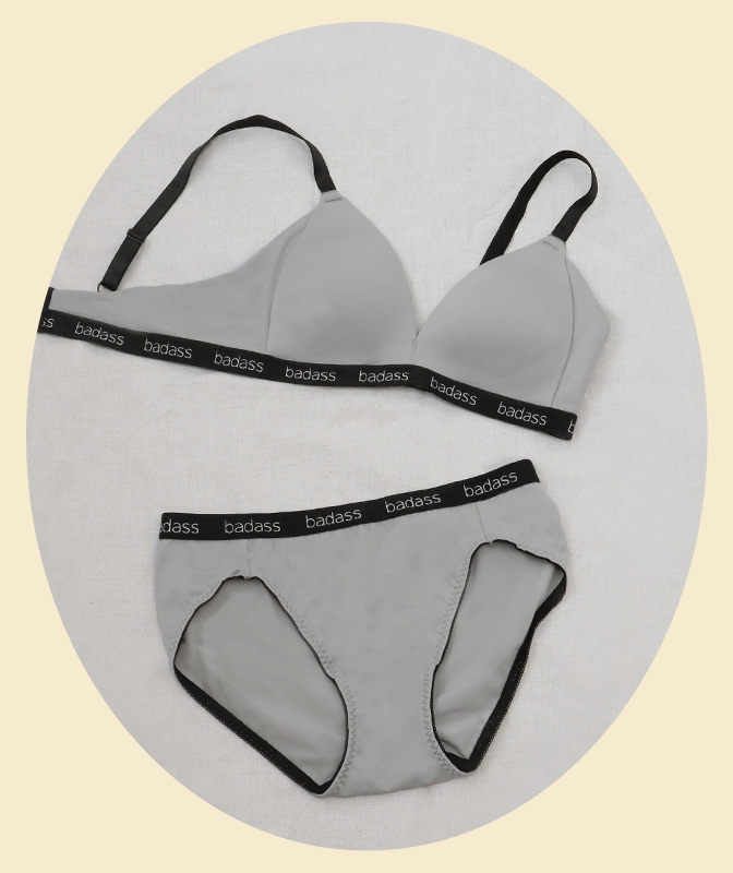 badass とろけるノンワイヤー 単品ブラジャーは、くつろぎたい日もアクティブに活動したい日も、身体によりそう着けごこちの『とろけるノンワイヤーブラ』に新しくスポーティなデザインが登場！ワイヤー入りのブラが苦手な方や、旅行・レジャーを楽しみたい日におすすめのノンワイヤーブラジャーです。こちらのとろけるノンワイヤーブラは、痛くなりやすい原因のワイヤーとサイドボーンを取り除いた楽ちん設計。