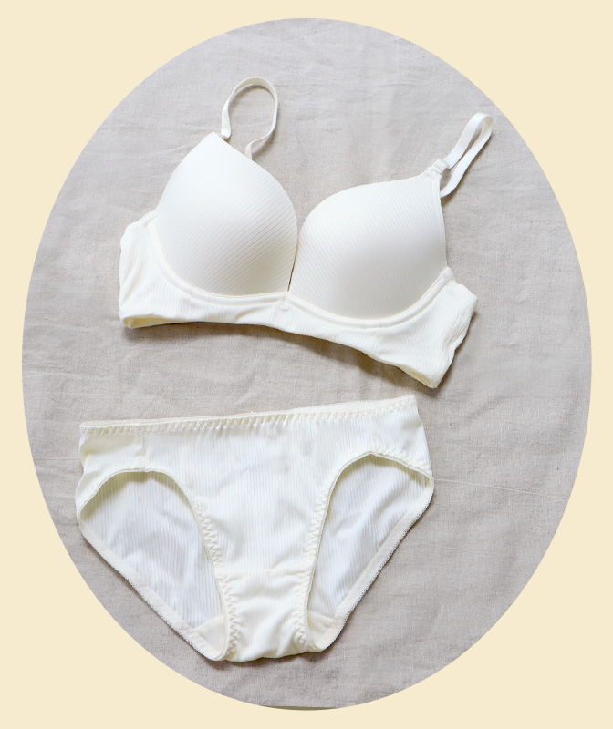 ストレッチリブ aimerfeel楽ブラ(R) 単品ブラジャーは、楽なのにふっくらキレイ胸を叶える「aimerfeel楽ブラ(R)」に、要望にお応えしてシームレスなリブ素材を使用したモデルが登場！もっちりとした伸縮性となめらかな素材が身体に快適にフィットし、ソフトワイヤーとやわらかカップのやさしいつけ心地が、ナチュラルでふっくらとしたキレイ胸をメイクします。パッドがなければ自然な美胸、パッドを入れるとふんわり谷間があらわれます。