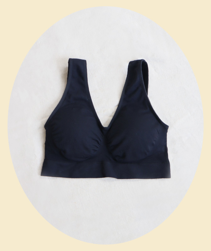 楽フィット 夢ごこち ナイトブラ 単品ブラジャーは、立体成型カップで締めつけ感のない綺麗なバストラインをホールドするナイトブラ。伸縮性の良いもっちりとした柔らかな素材でお胸を優しく包み込み、バストの形に沿う適度なフィット感が特徴です。バストのゴールデンタイムである就寝時はもちろん、締め付けたくない日中のおうち時間やリラックスタイムなど、昼夜兼用のバストケアアイテムとしてもお使いいただけます。