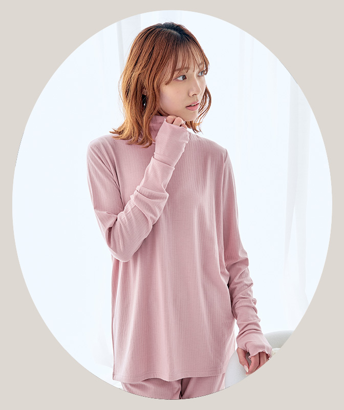 天然鉱石パウダーを繊維に練りこんだ素材を使用した、就寝時やおうち時間にぴったりのあったかルームウェア。素材の特長である遠赤外線効果により、着用後数分で体温を利用してじんわりとした自然な暖かさが持続します。また、体温を利用して蓄熱する素材なので、素肌に直接着るのが最も効果的。寒い夜や朝方でもしっかり保温し、快適な眠りをサポートします。こちらのハイネックタイプは、冷えの大敵といわれるお腹・首・手首・足首の“3つの首”をしっかりカバーする設計で、冷え性対策や温活にも最適。