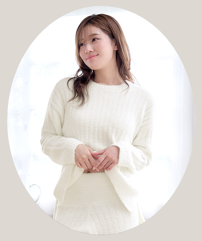 温活におすすめ！ふんわりとやわらかな肌ざわりが魅力のモールニット素材を使用した、長袖トップスとロングパンツの上下セット。トップスはおしりまで隠れるゆったり丈で、気になる体型を自然にカバー。ボトムスは腹巻き一体型デザインで、お腹まわりをやさしく包み込み、寒さが気になる季節にも安心です。締めつけ感のない着心地と、やさしくフィットするニット素材で、温活や冷え対策にもおすすめ。