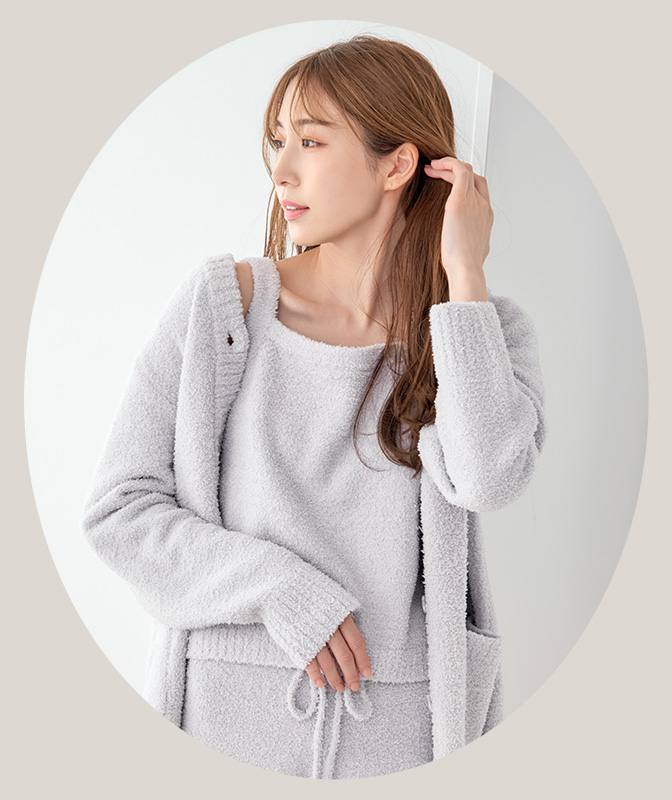 大人ニットでリラックス 着回し自由な3点セット。もっちりとした肌ざわり＆包み込むような柔らかさのあるウェアはおうち時間・リラックスタイムにぴったり。こちらのルームウェアのこだわりポイントは、ニットカーディガンとキャミソール、ややワイドなロングパンツのバランス感！着るだけで大人っぽくおしゃれに着こなせるようデザインです。