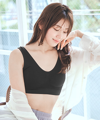 楽フィット夢ごこちナイトブラは、立体成型カップで締めつけ感のない綺麗なバストラインをホールドするナイトブラ。伸縮性の良いもっちりとした柔らかな素材でお胸を優しく包み込み、バストの形に沿う適度なフィット感が特徴です。背中や脇部分にホックがない被りタイプなので、眠っている時の寝返りやヨガなどの軽いフィットネスでも金具が体に当たって痛くなることがありません。