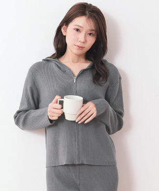 リブニット フルジップパーカ 長袖 上下セットは、やわらかなリブニット素材できれいめに着こなせる、フルジップパーカ×ストレートパンツの上下セット。縦ラインを強調するデザインで、すっきりとした印象を叶えます。