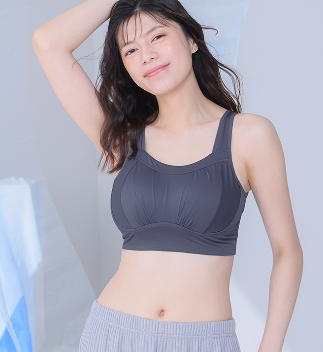 E～Hカップの大きい胸もしっかりサポート！グラマーさんのナイトブラ選びのお悩みを解決する、大きい胸専用のブラジャーに、汗ばむ季節に嬉しい接触冷感機能を搭載。ひんやり快適な着心地で、吸水速乾性に優れた素材が汗やムレを素早く吸収&乾燥してくれます。脇高設計＆ロング丈で脇流れを防止する仕様に、アンダーの切り替え部分に厚みを出したことにより、ぴったりとバストにフィットしてワイヤーブラのような安定感がうまれました。内側の2重パワーネットで寝転んだ時の横・下流れを防ぎ、立ったときも下側のパワーネットの支えでバストラインを美しく保ちます。またグラマーさん専用の立体丸パッドで、バストをしっかり覆い、立体感のあるバストラインをメイクし、外すとさらに楽な着用感に。バストのゴールデンタイムである就寝時はもちろん、締め付けたくない日中のおうち時間やリラックスタイムなど、昼夜兼用のバストケアアイテムとしてもお使いいただけます。エアリークール すっぽり包む 夢ごこち ナイトブラ